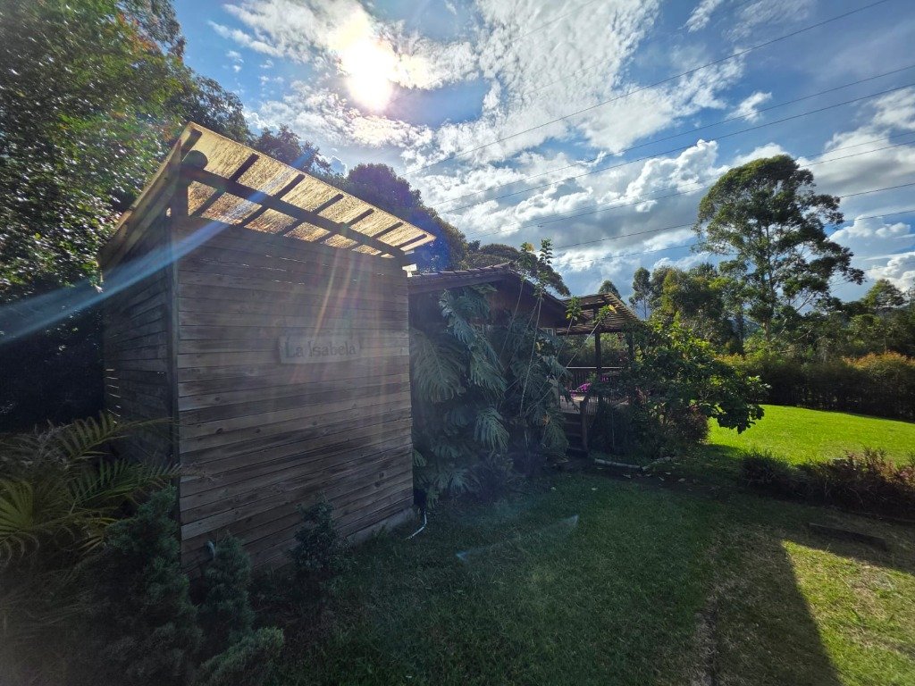 Entrada campestre privada con letrero tradicional en madera La Isabela y lote cerrado de 1.500 m² en Las Lomitas La Ceja